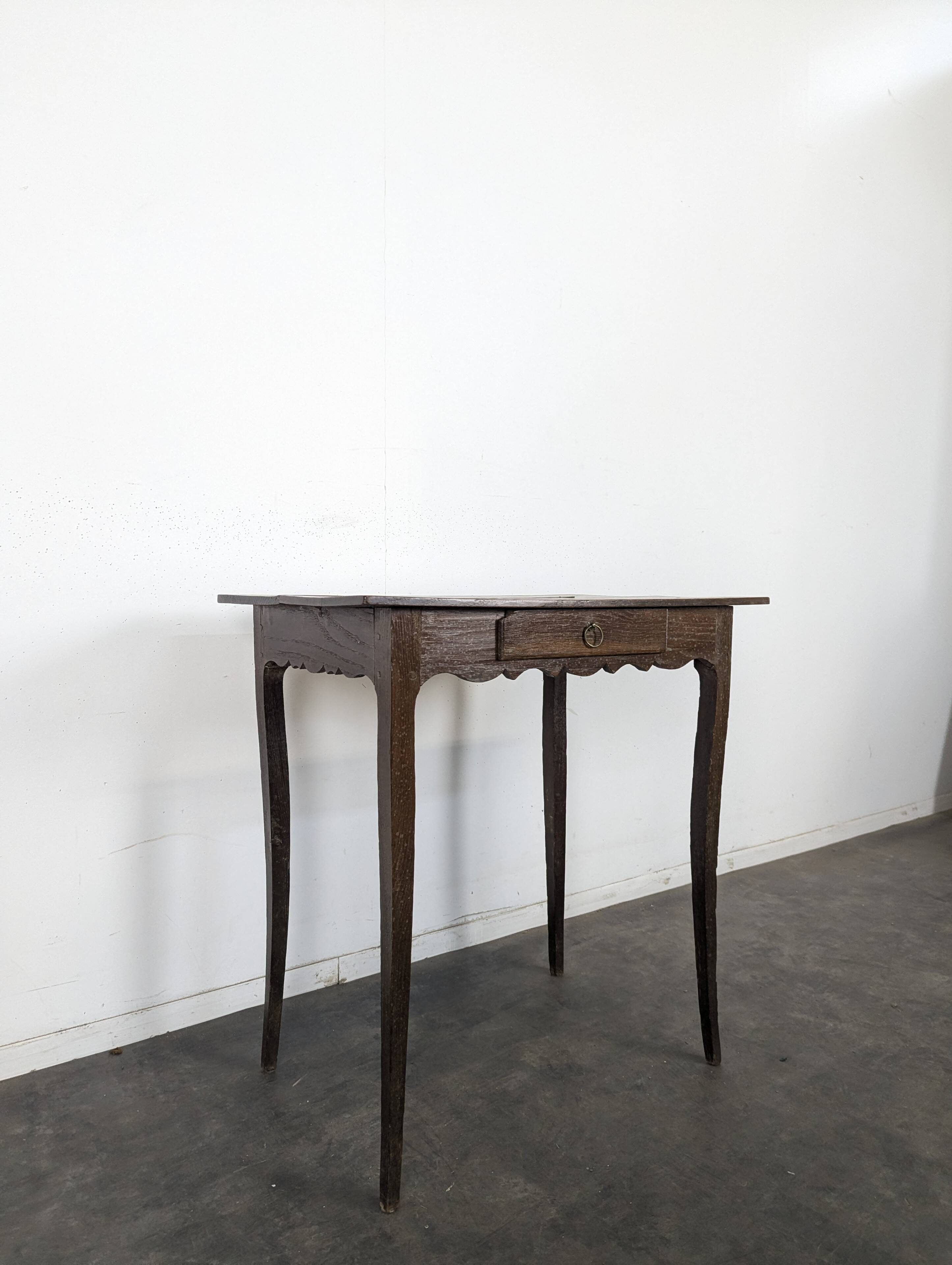 Petite table à écrire Louis XV en noyer à un tiroir