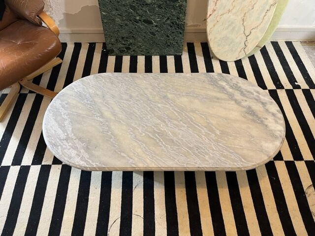 Table basse en marbre gris et pieds acier