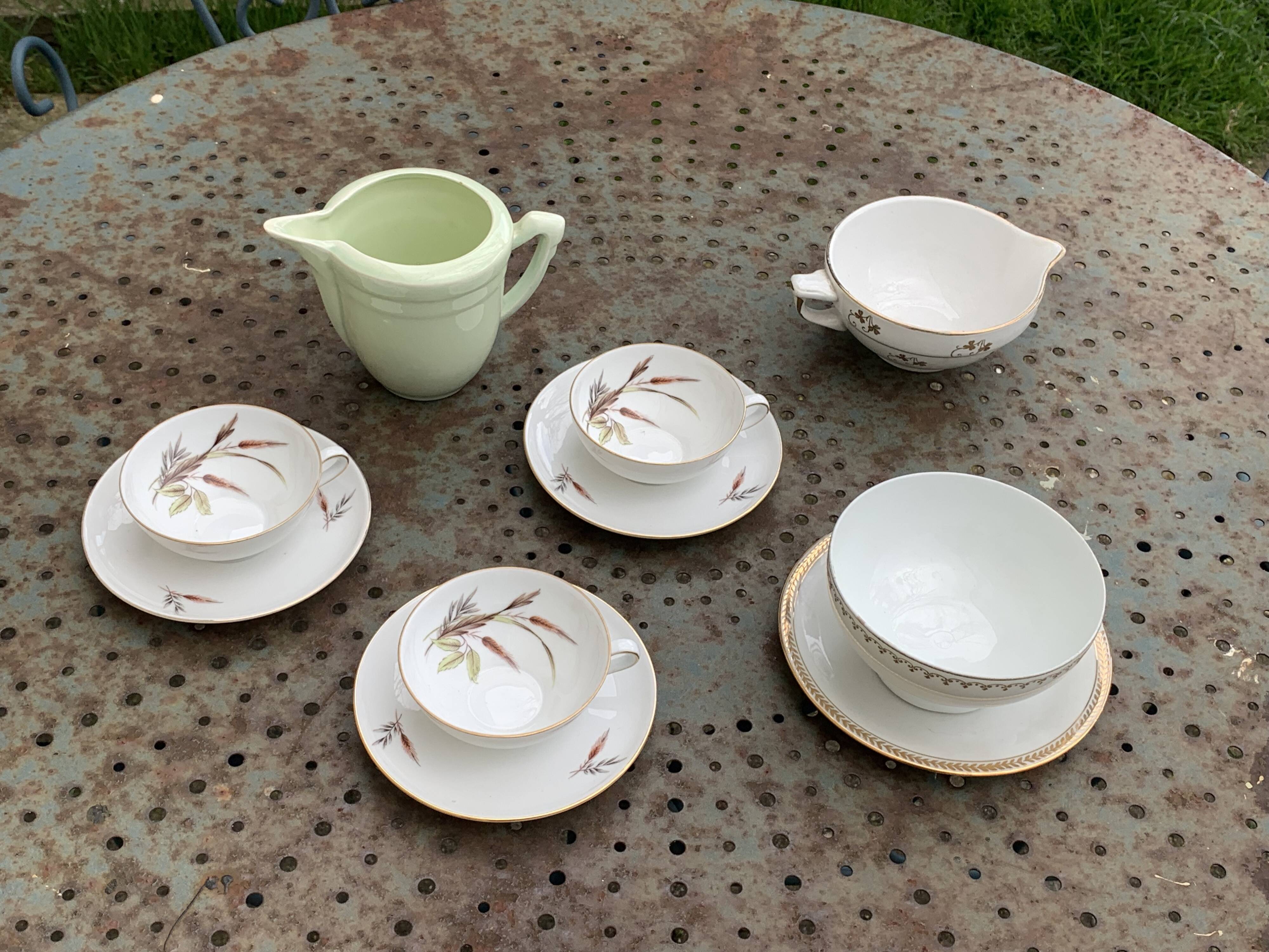 Coffee service, composed of 10 pieces, 3 cups and 3 saucers, a bowl, a saucer, vintage