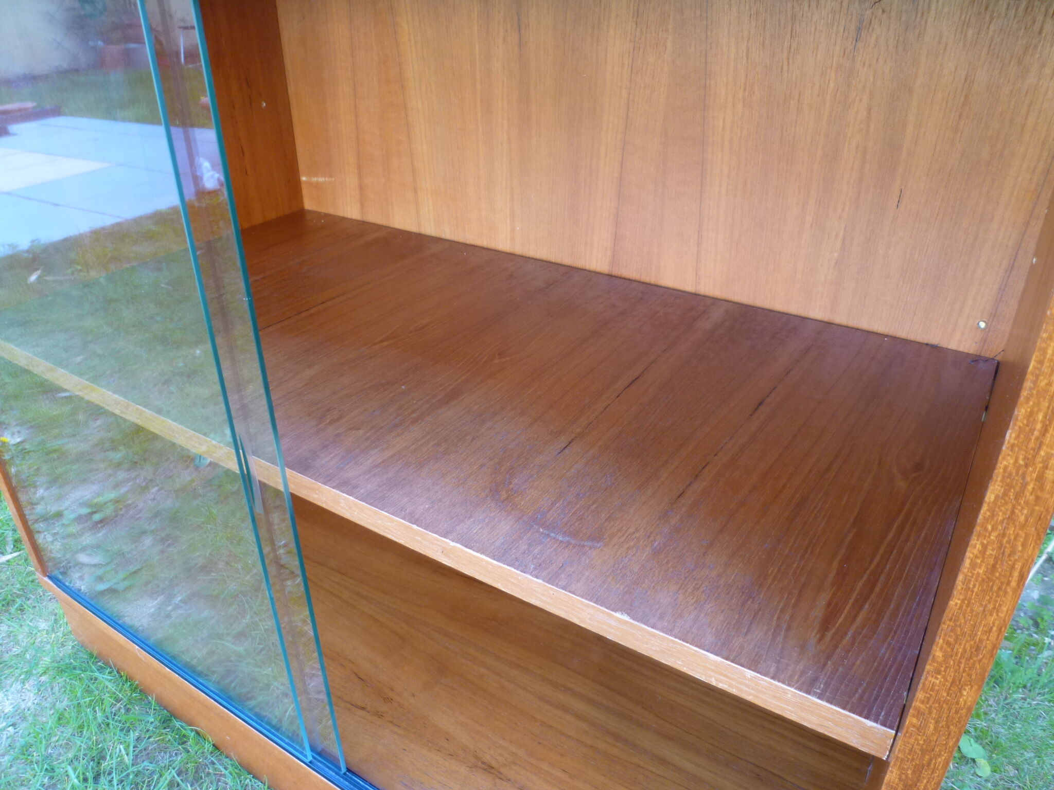 Oscar - shelves and showcase - vintage library