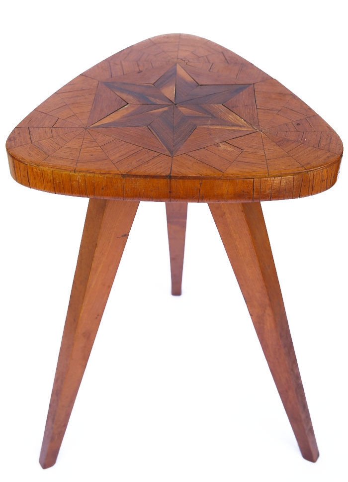 Bout de canapé tripode à la marqueterie étoile de style scandinave