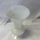 Vase en opaline blanche
