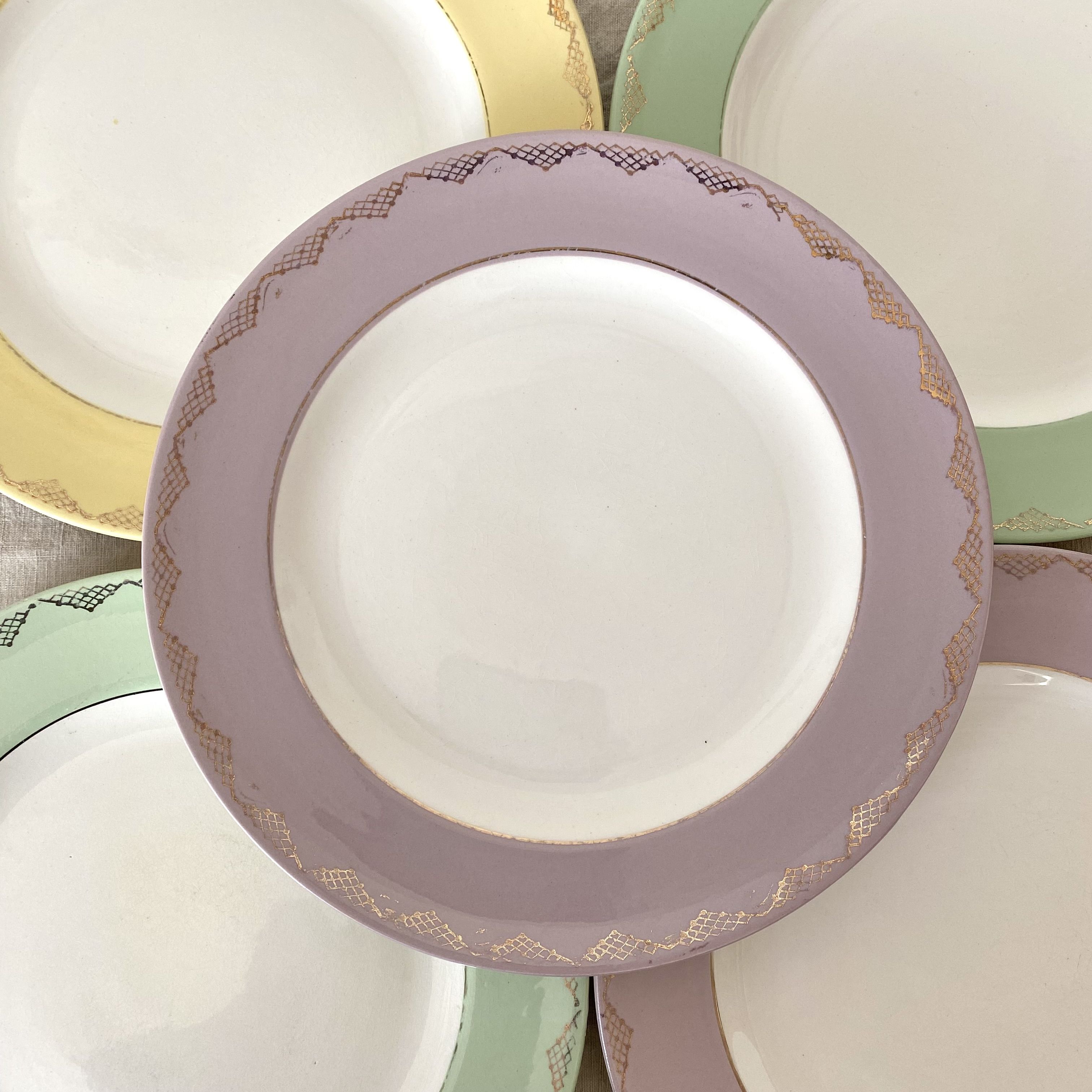 Assiettes plates l'amandinoise couleurs pastel, années 60