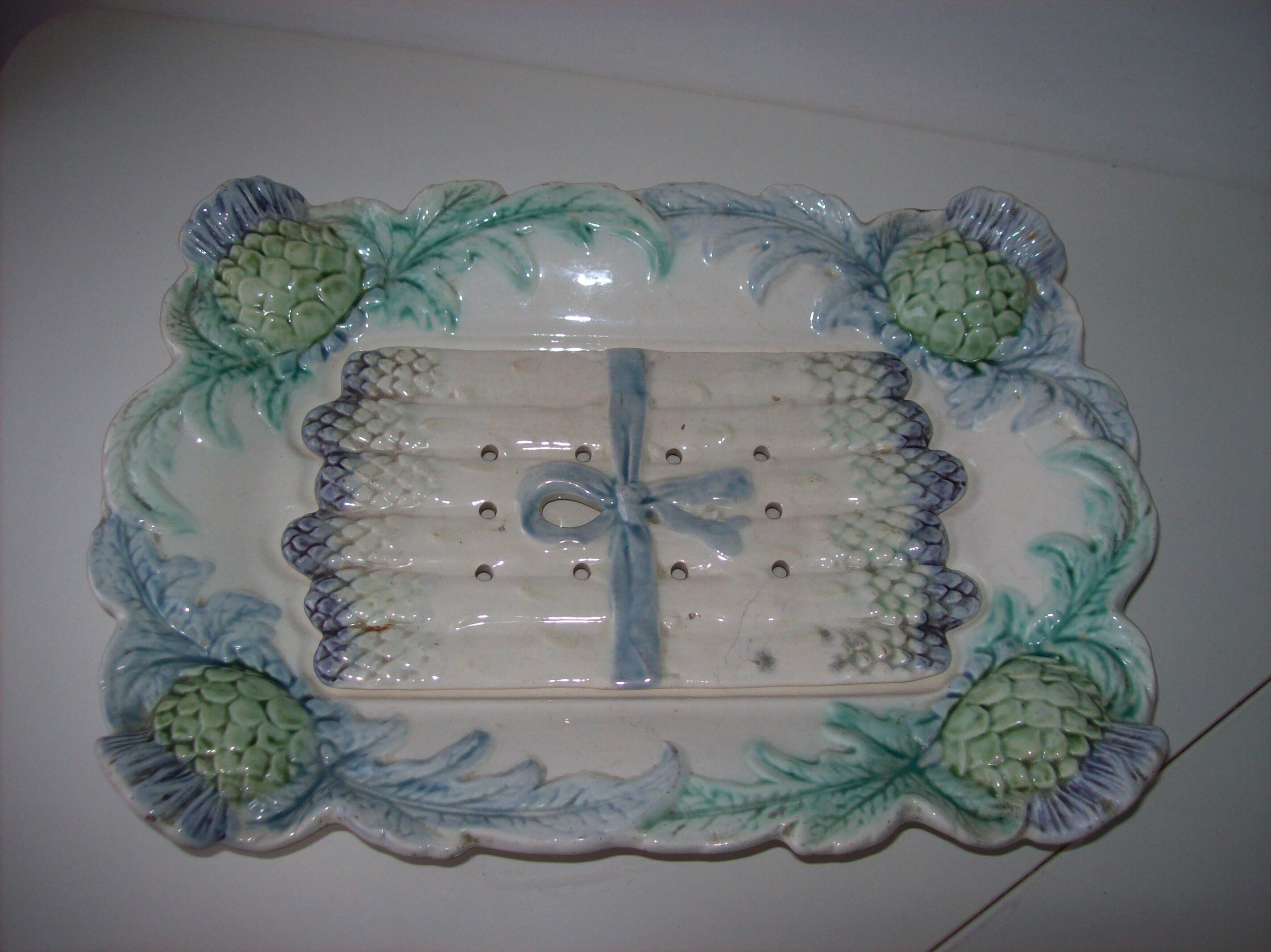 Asparagus dish and its drain