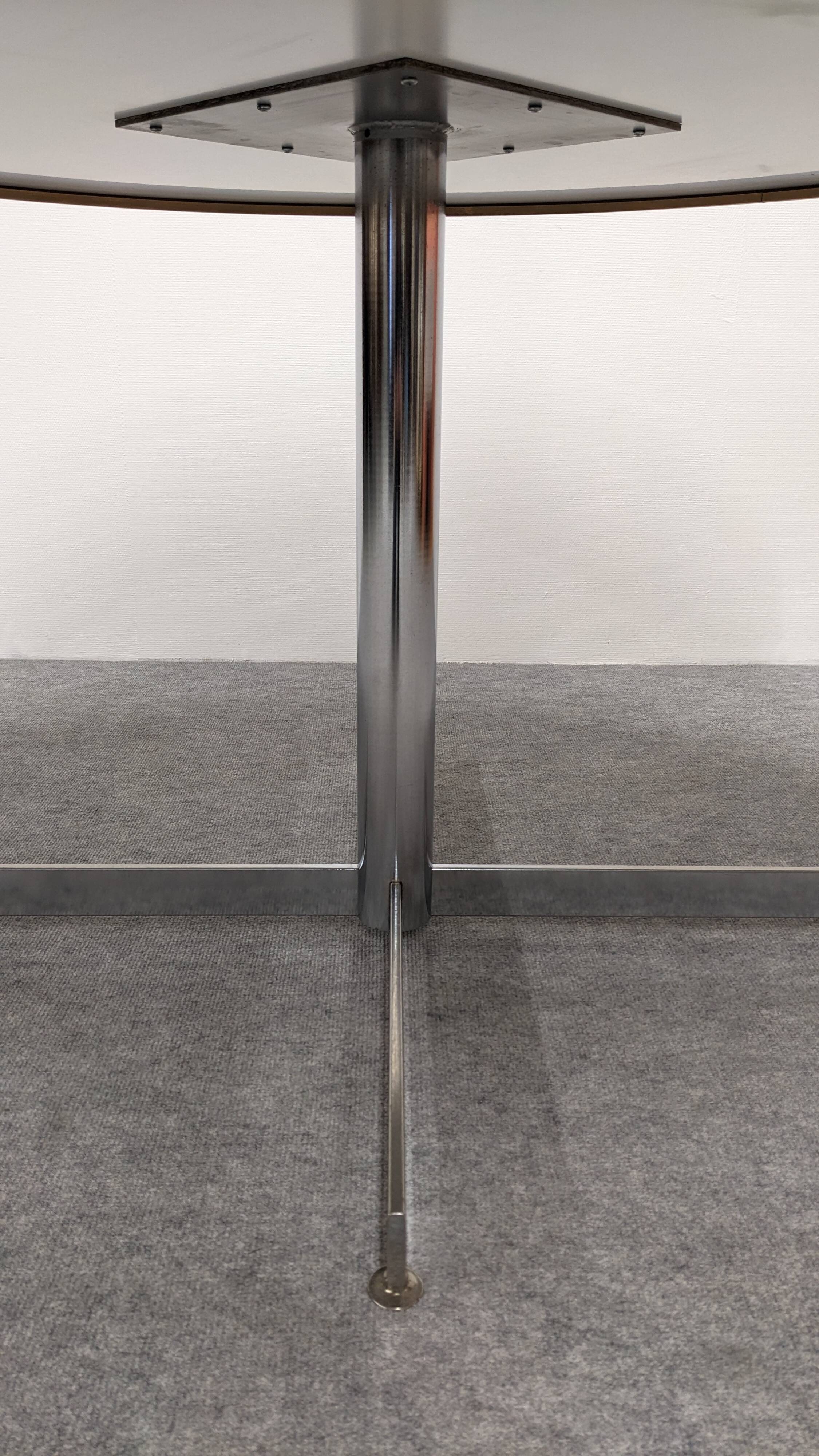 Round dining table