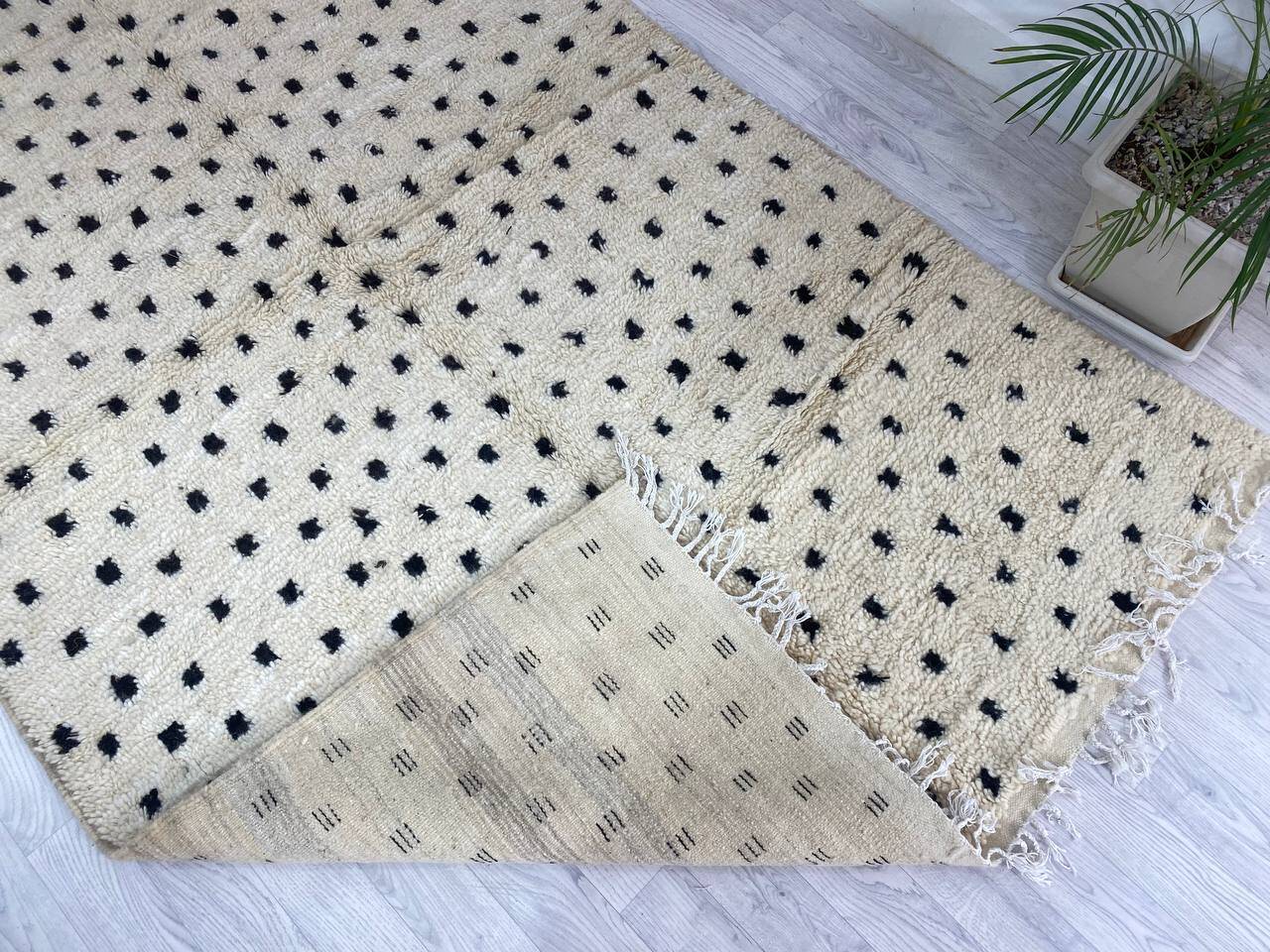 Handmade wool berber rug 276 x 157 cm