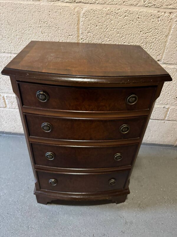 Commode en noyer burr avec des joints à queue d'aronde.