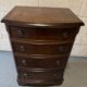 Commode en noyer burr avec des joints à queue d'aronde.