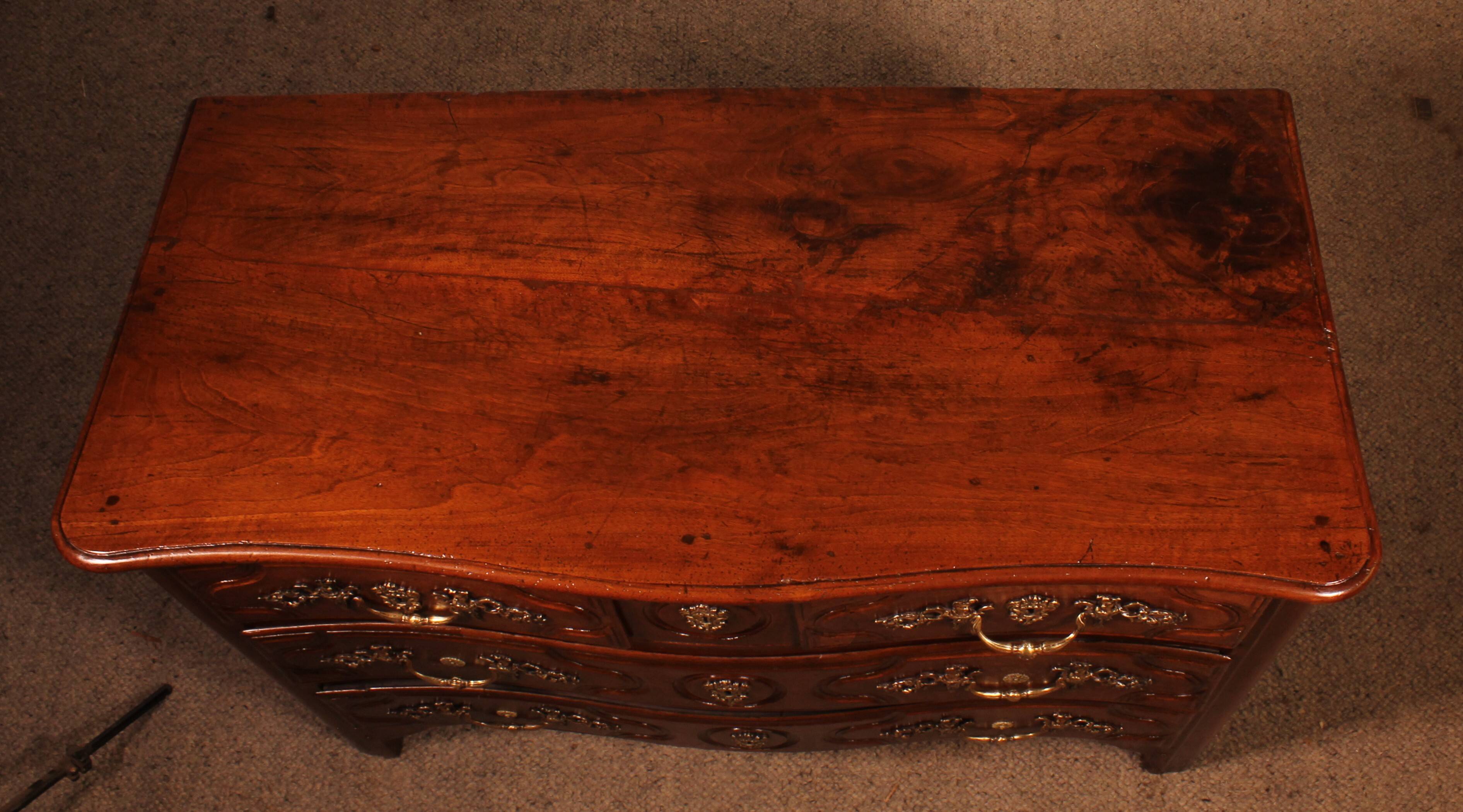 Parisian Regency Period Walnut Chest of Drawers - 18th Century