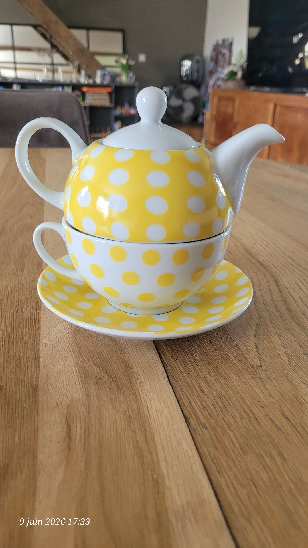 Solitary teapot "tea for one"