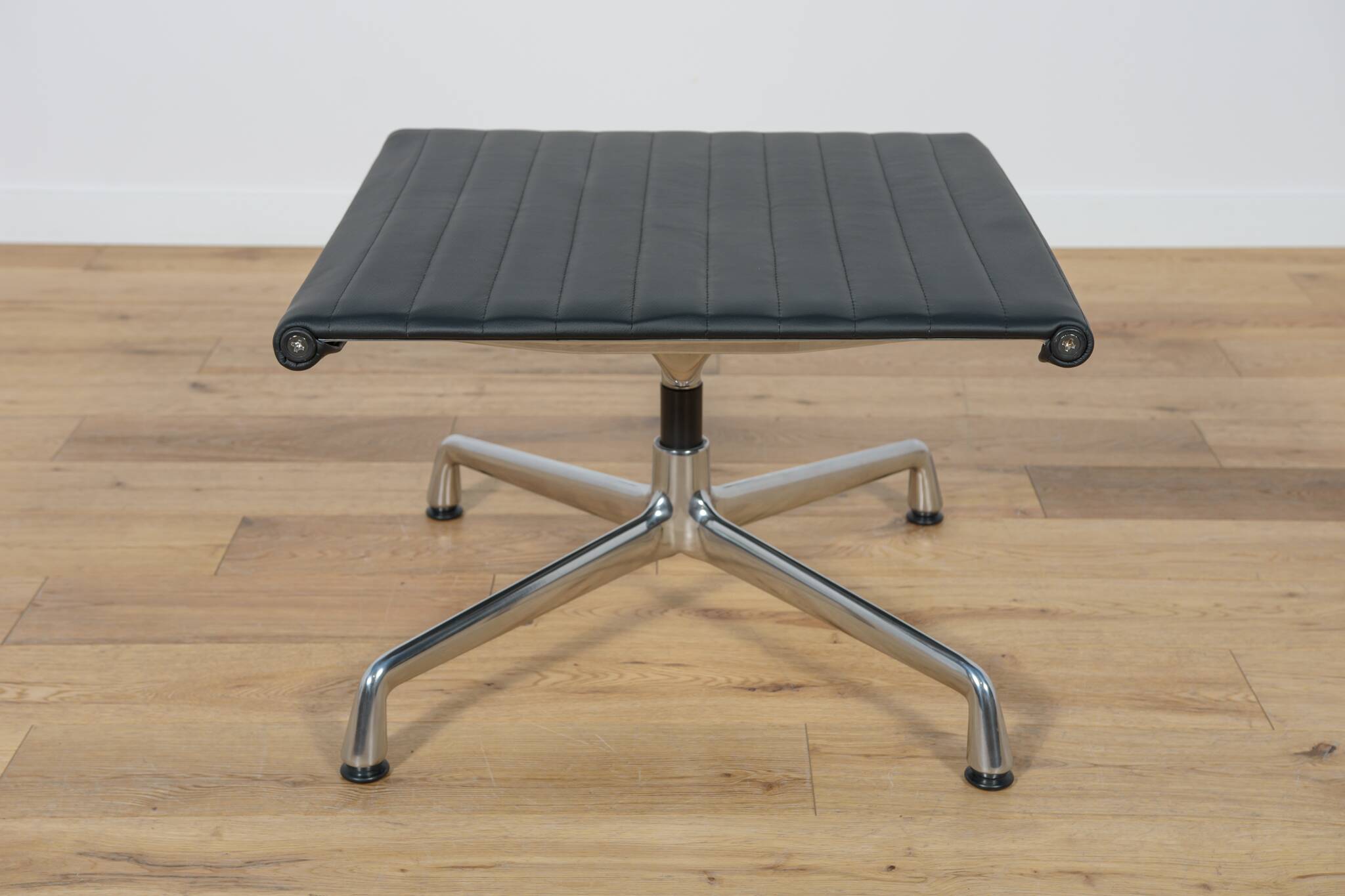 Eames Alu Group EA124 & EA125 Lounge Chair & Ottoman by Charles & Ray Eames for Vitra, 1980s.