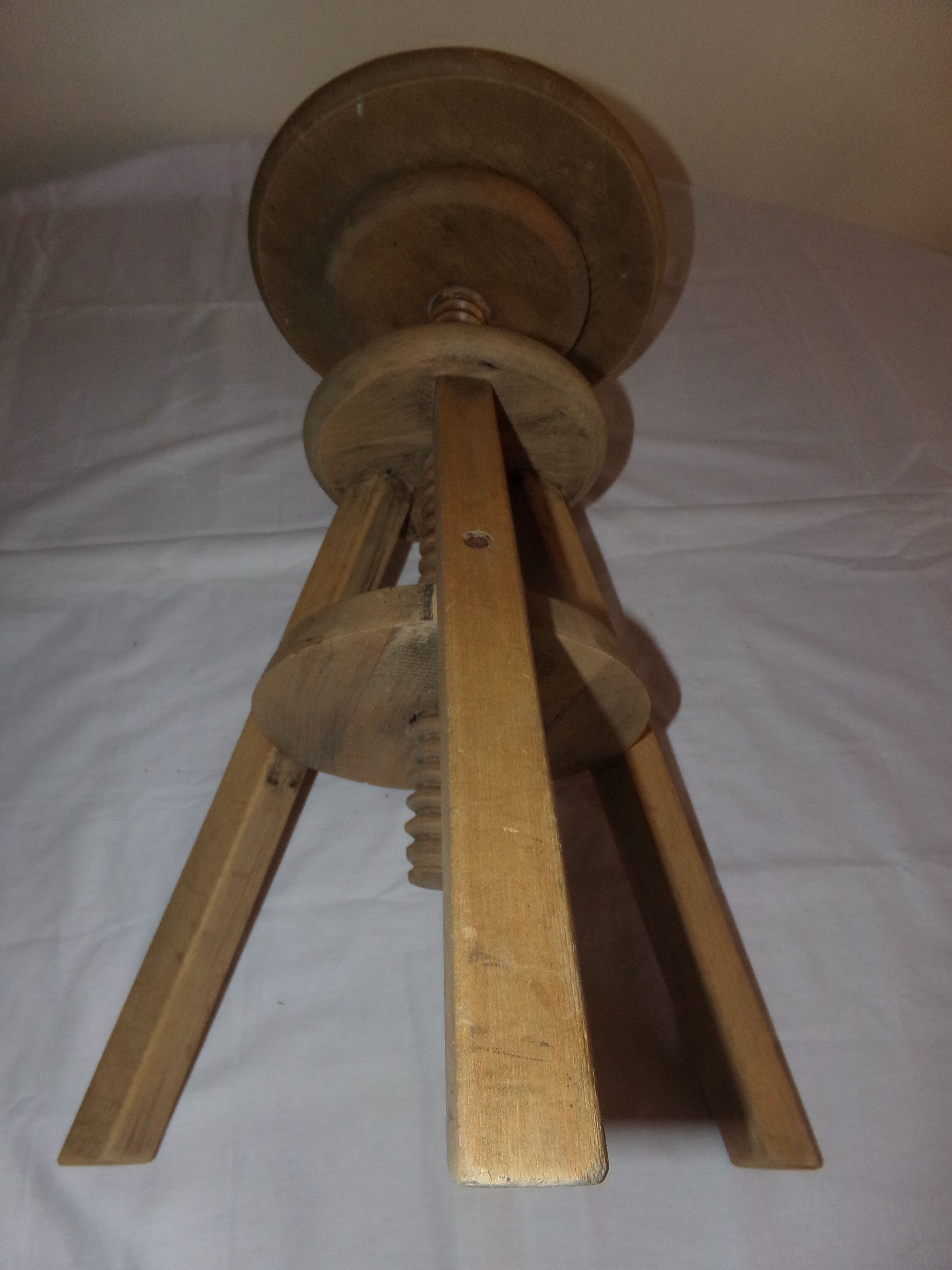 Wooden screw adjustable height stool