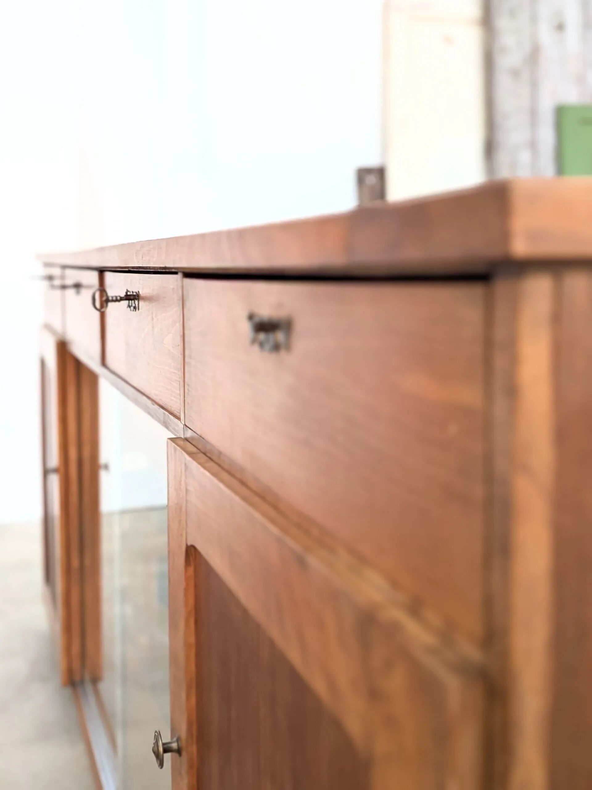 Double-sided counter in wood and pink marble (233 cm)