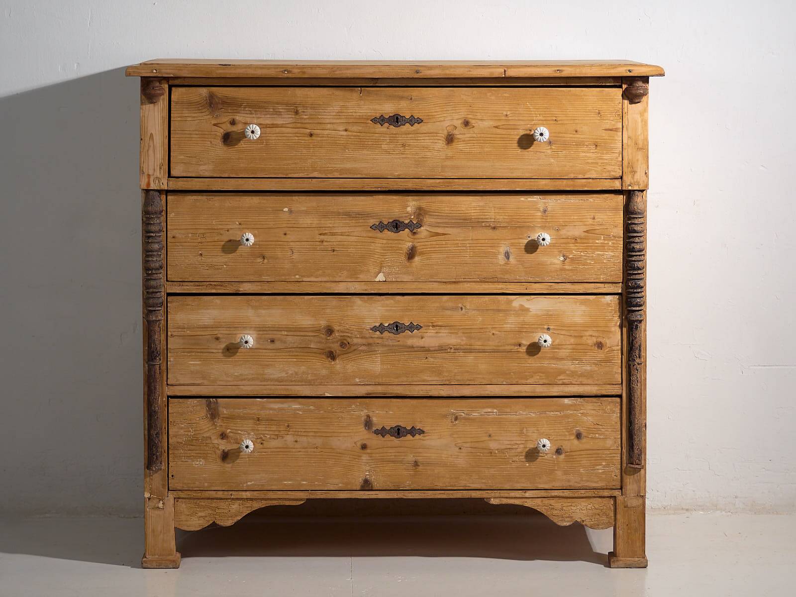 Grande commode ancienne de style provençal (vers 1920)