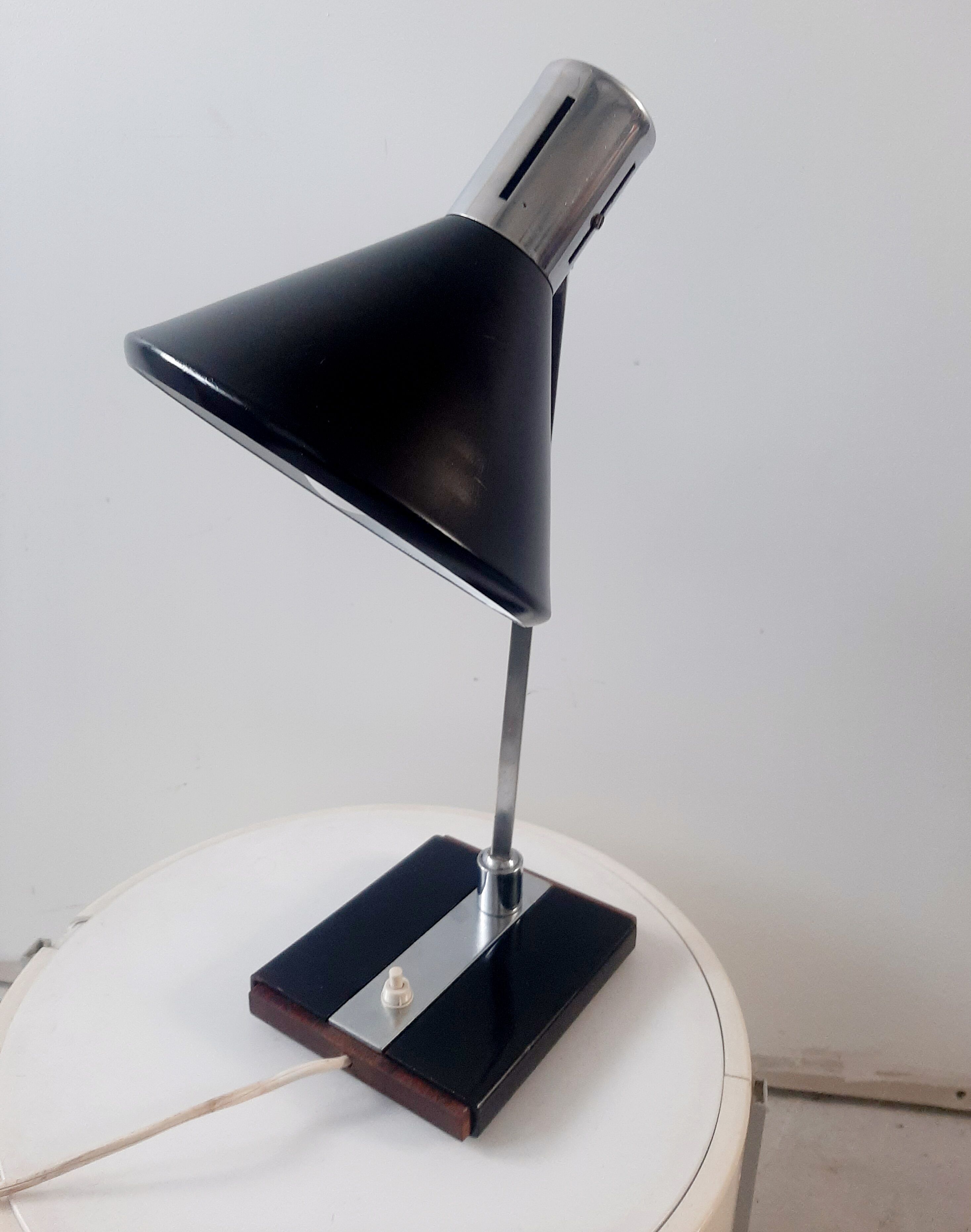 Articulated desk lamp in metal and wood