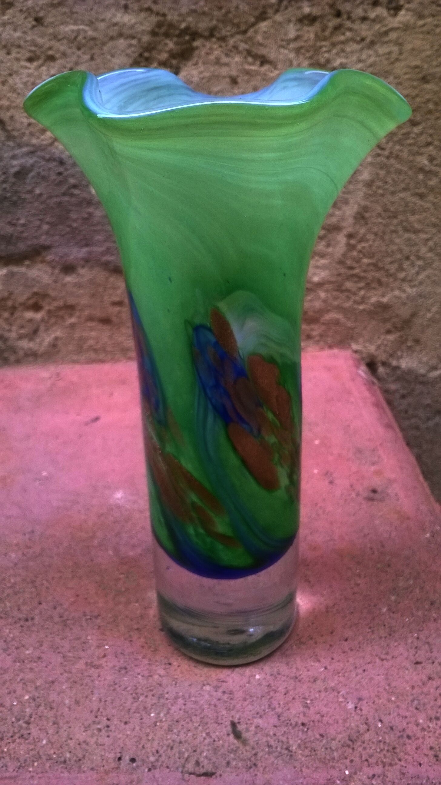 Vase modern décor has inclusion