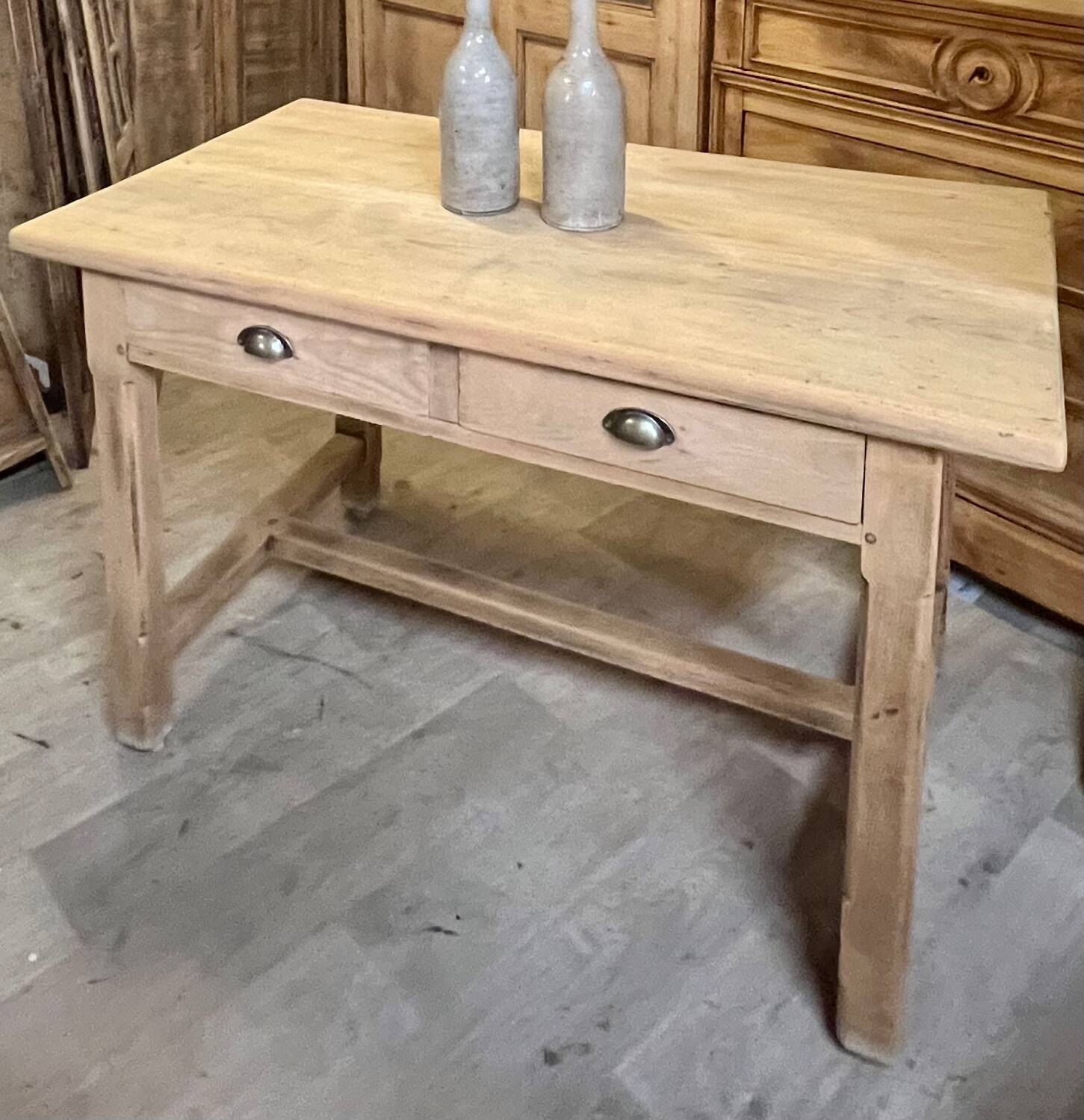 Old farmhouse table in raw solid oak, 2 drawers, seats 6 people.