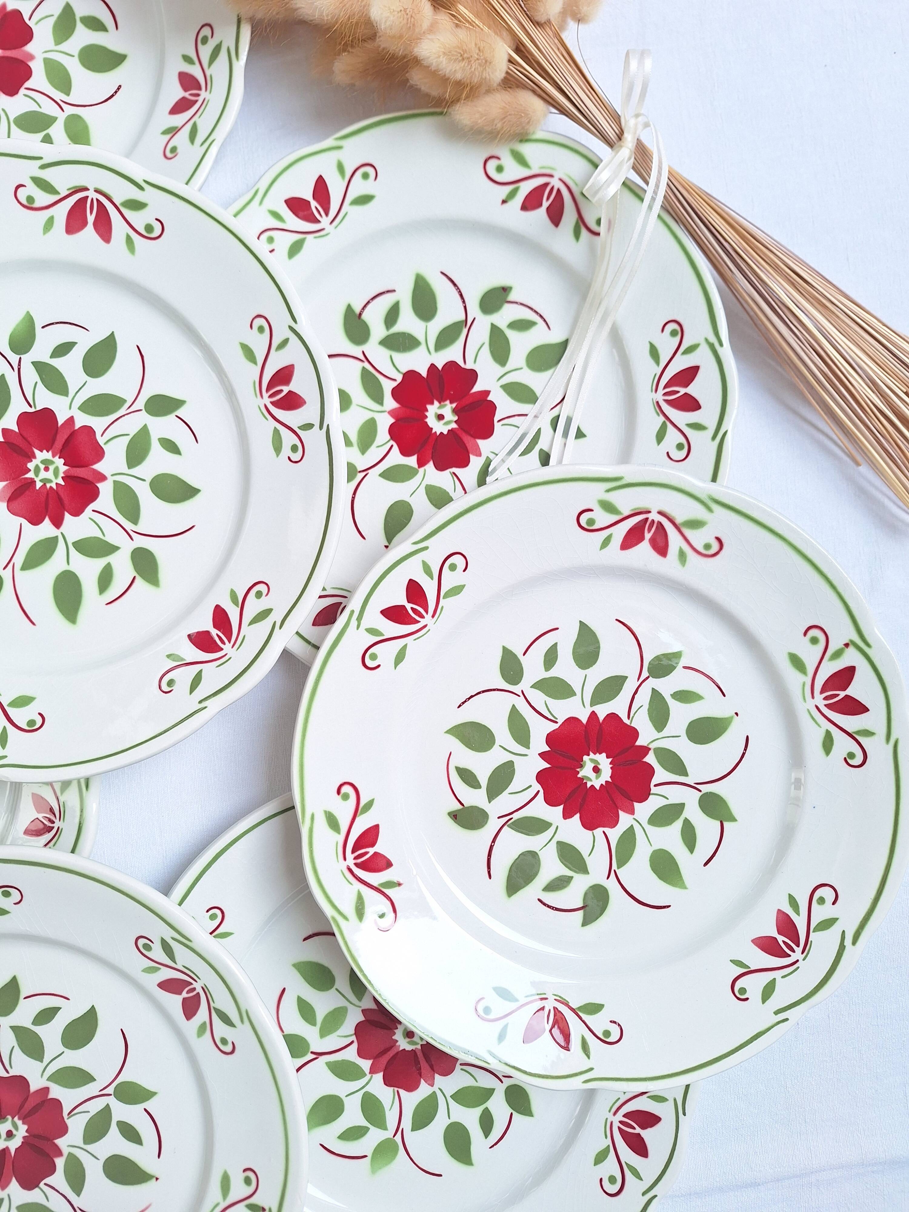 Assiettes plates vertes et bordeaux des années 50's