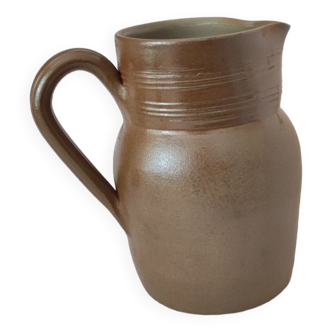 Berry sandstone pitcher