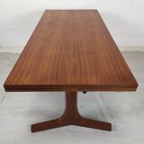 Scandinavian table with system