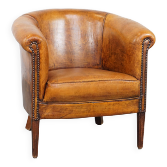 Fauteuil club en cuir de mouton couleur cognac avec finition clous décoratifs