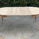 Table ronde extensible ovale style Louis XV rénovée en bois brut
