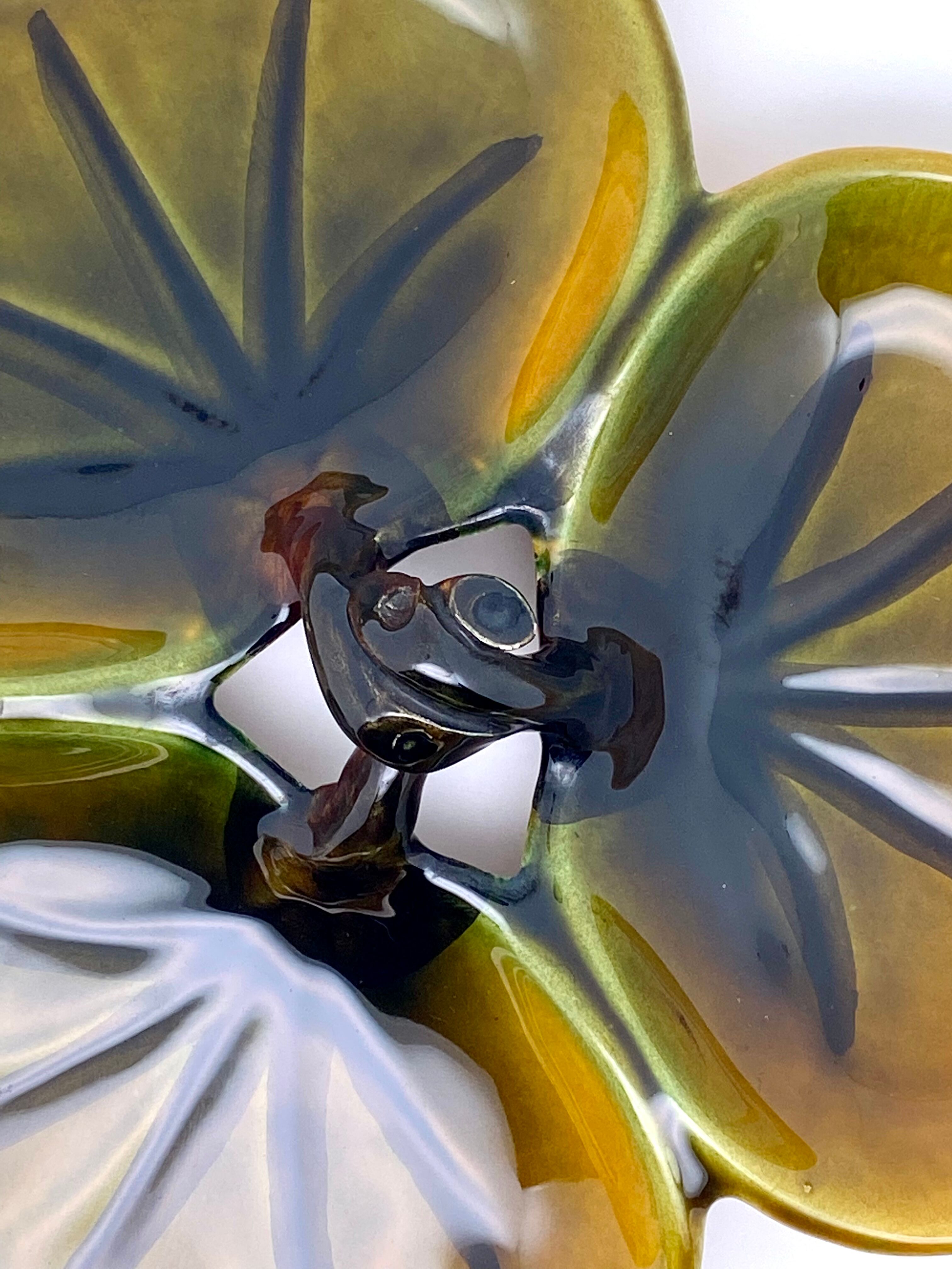 Compartmentalized plate in the shape of a Vallauris leaf