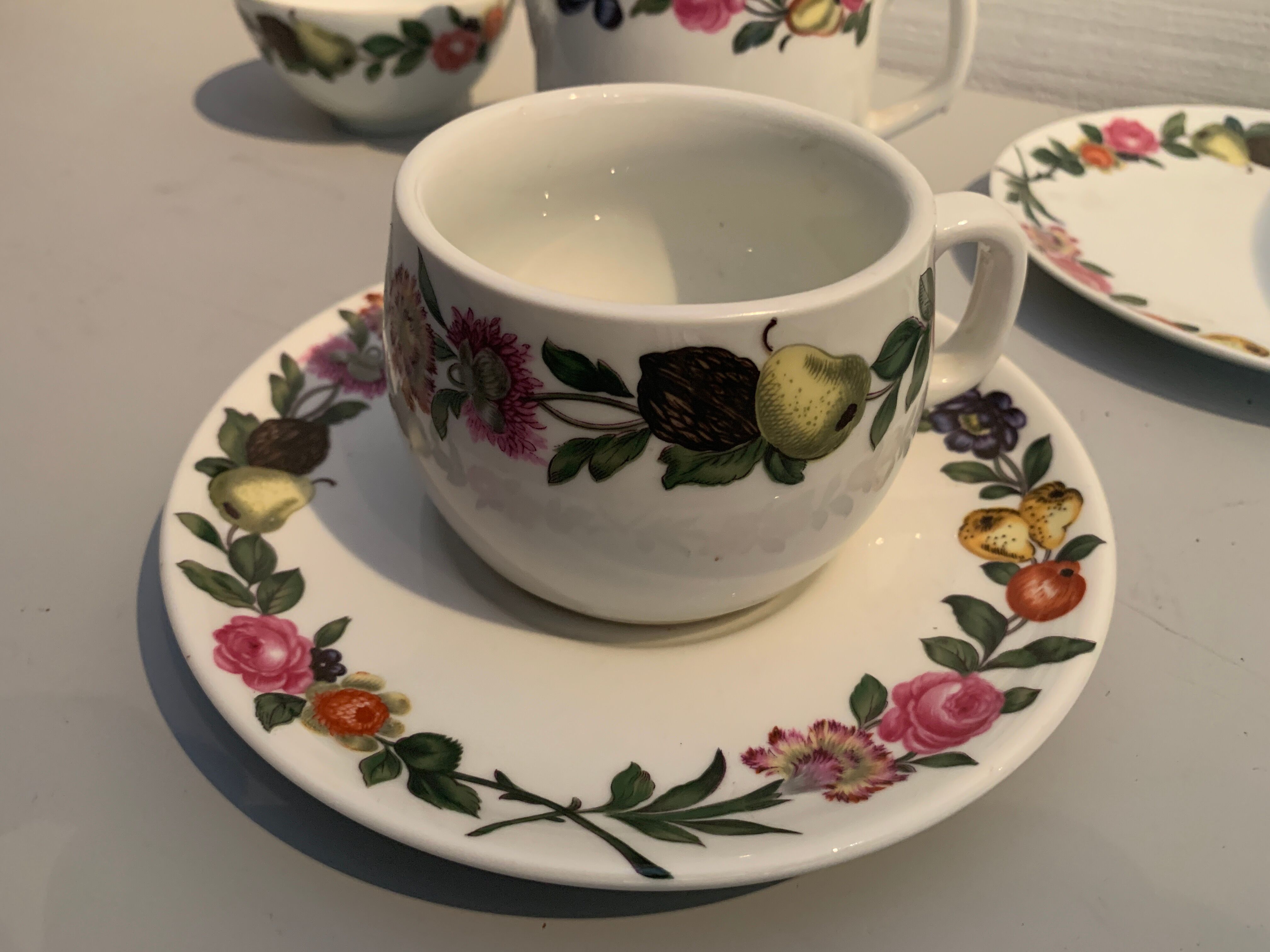 Selfish porcelain service