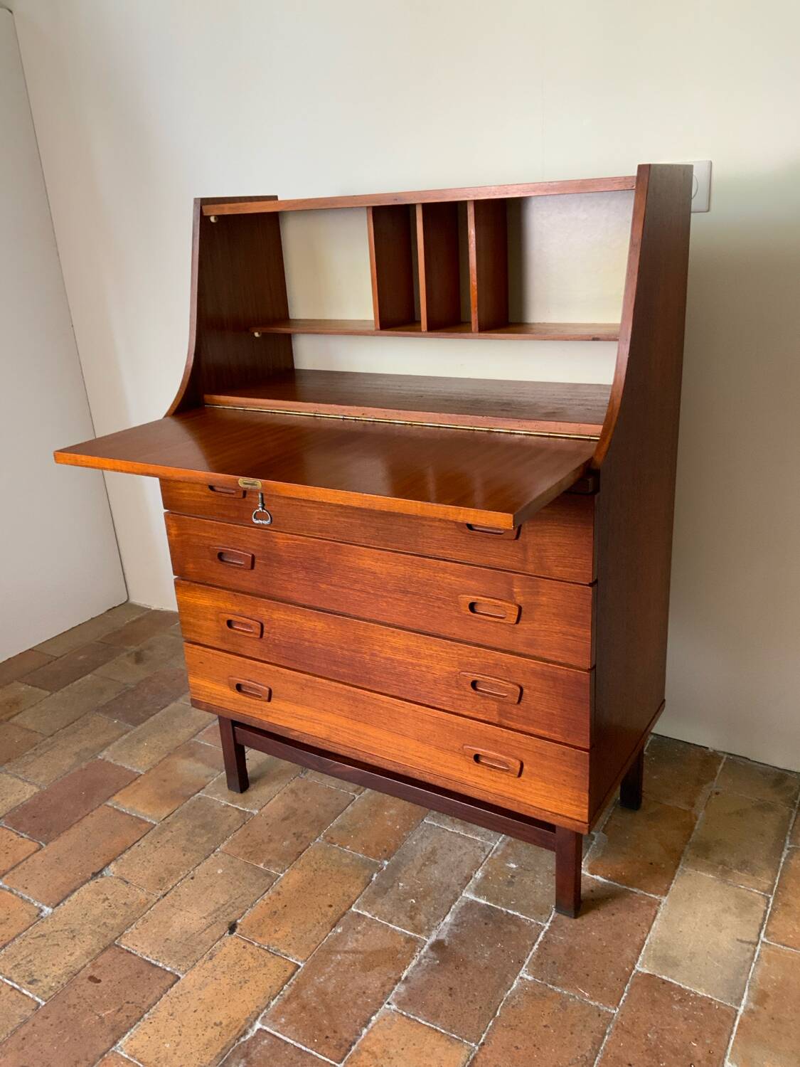 Scandinavian secretary