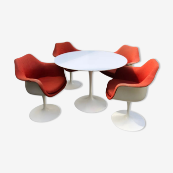 Tulip table and armchairs by Eero Saarinen by Knoll International