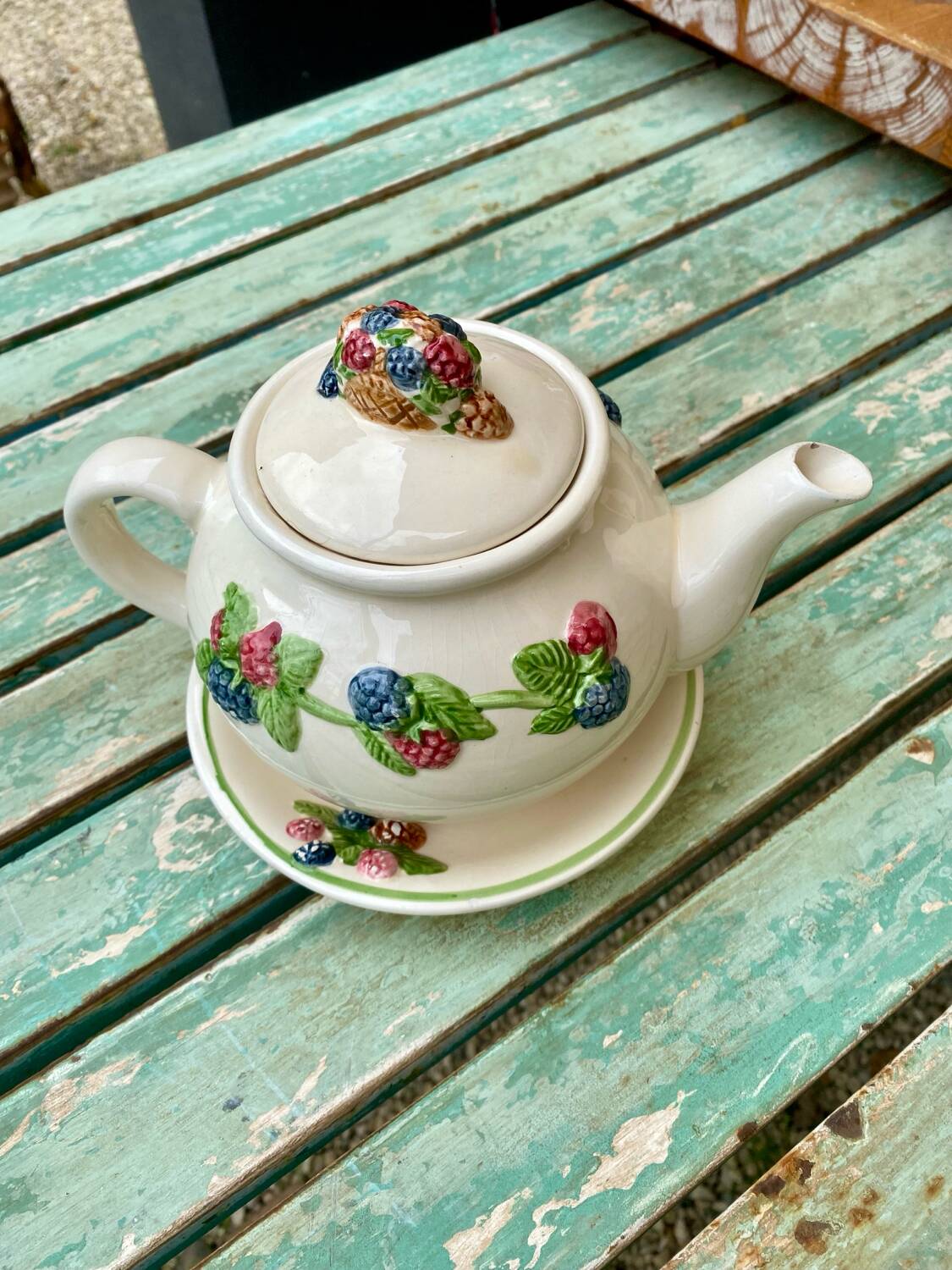 Teapot with fruity decoration