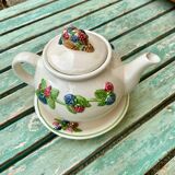 Teapot with fruity decoration