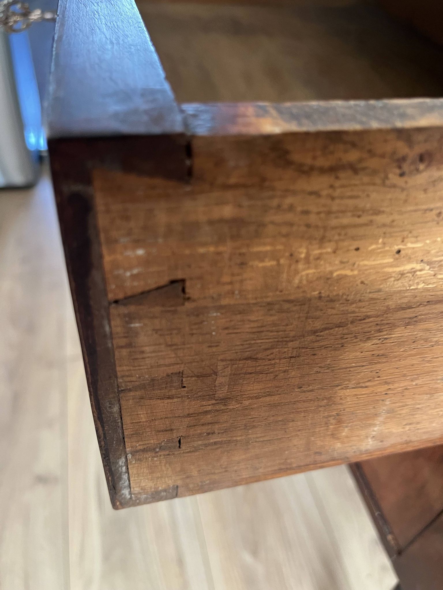 Commode en plaquage de bois de style Louis XVI et plateau en marbre