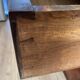 Commode en plaquage de bois de style Louis XVI et plateau en marbre