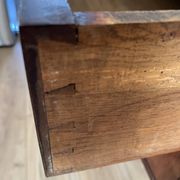 Commode en plaquage de bois de style Louis XVI et plateau en marbre