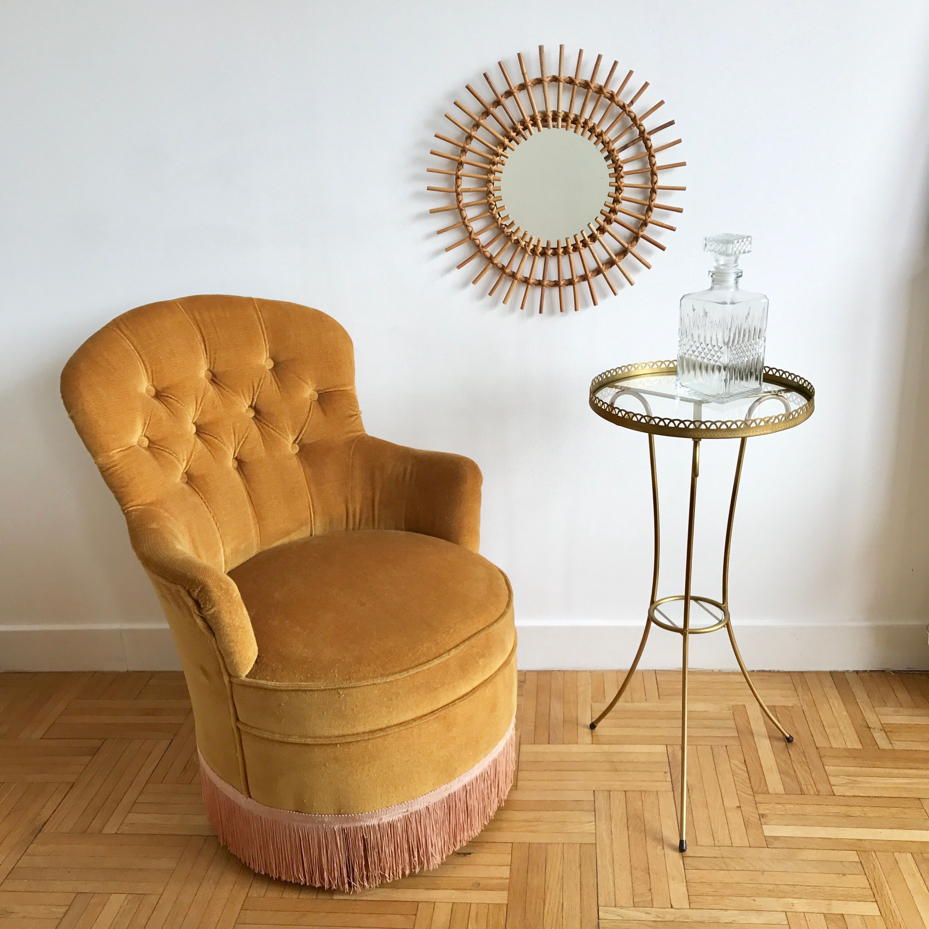 Fauteuil crapaud capitonné en velours jaune