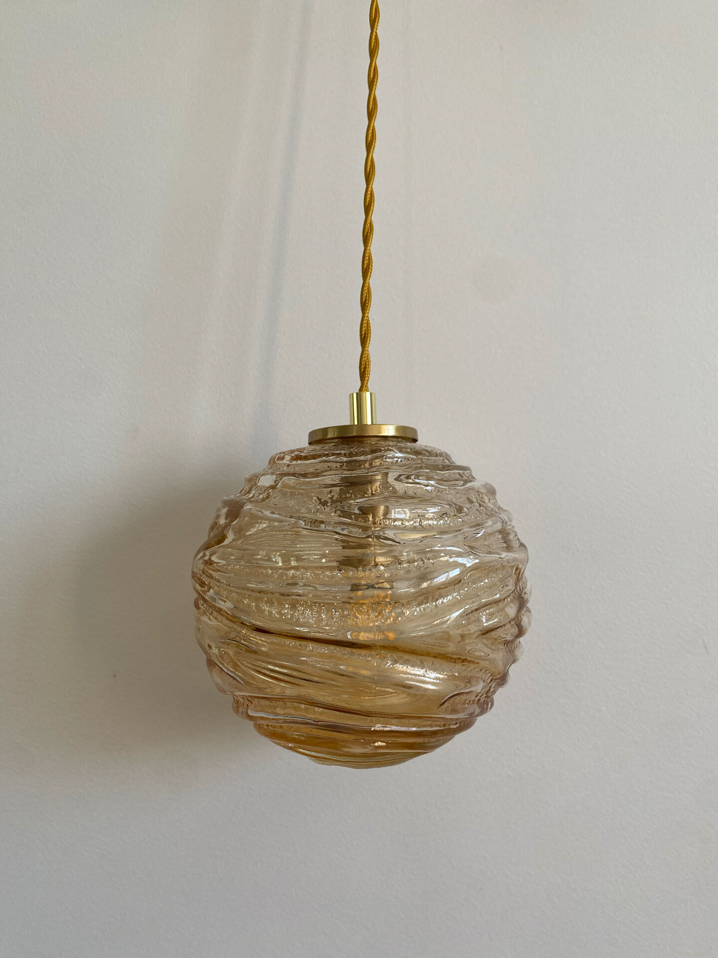 Baladeuse globe vintage en verre ambré 