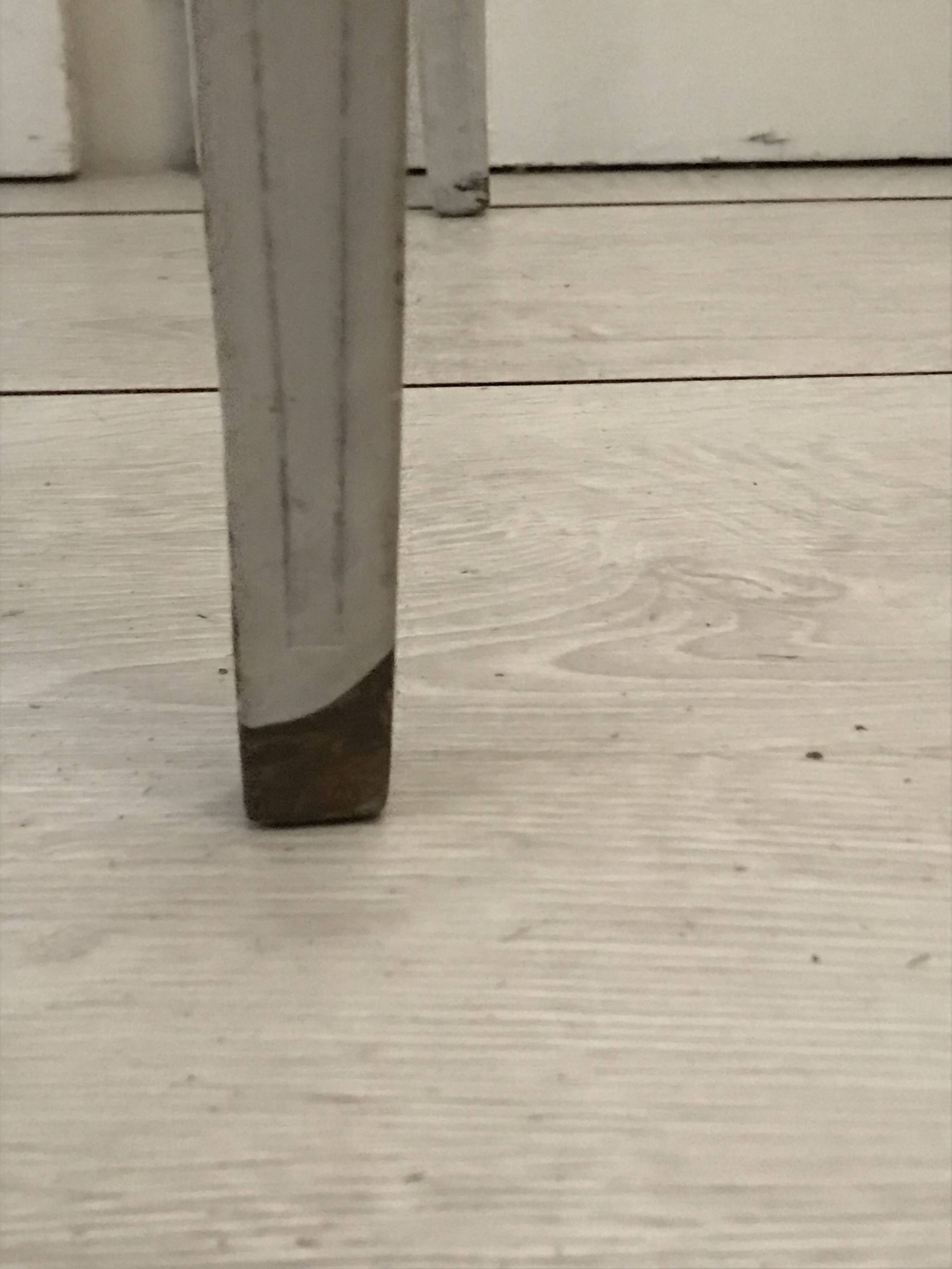 Petite table en bois à patine or et blanc cassé, XIX ème