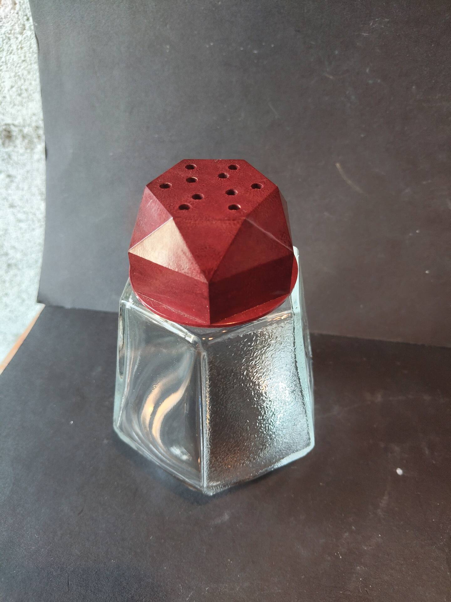 Art Deco glass and bakelite powder shaker in burgundy – 1940s/50s