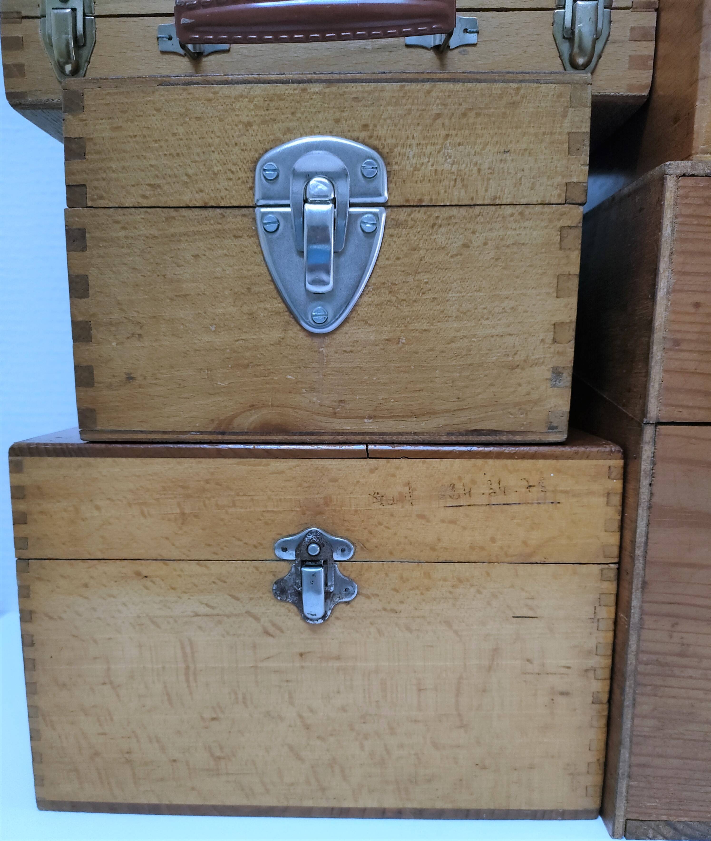 Cinq boîtes bois vintage