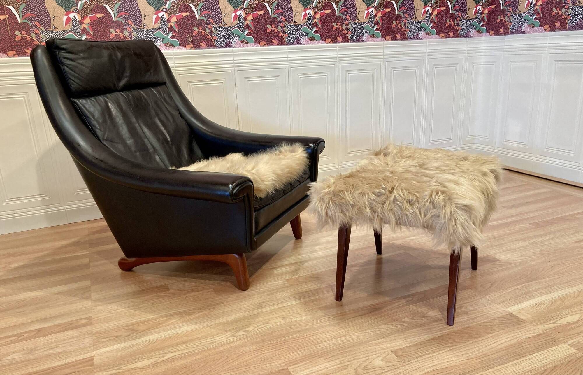 Large scandinavian armchair aage christiansen black leather and its ottoman 1950.