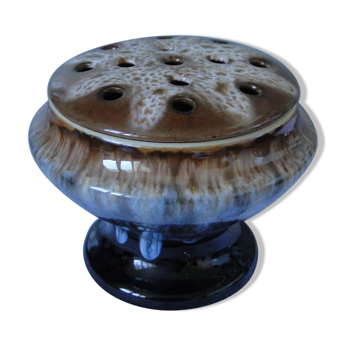 Pique flowers ceramic centerpiece tone white brown and blue