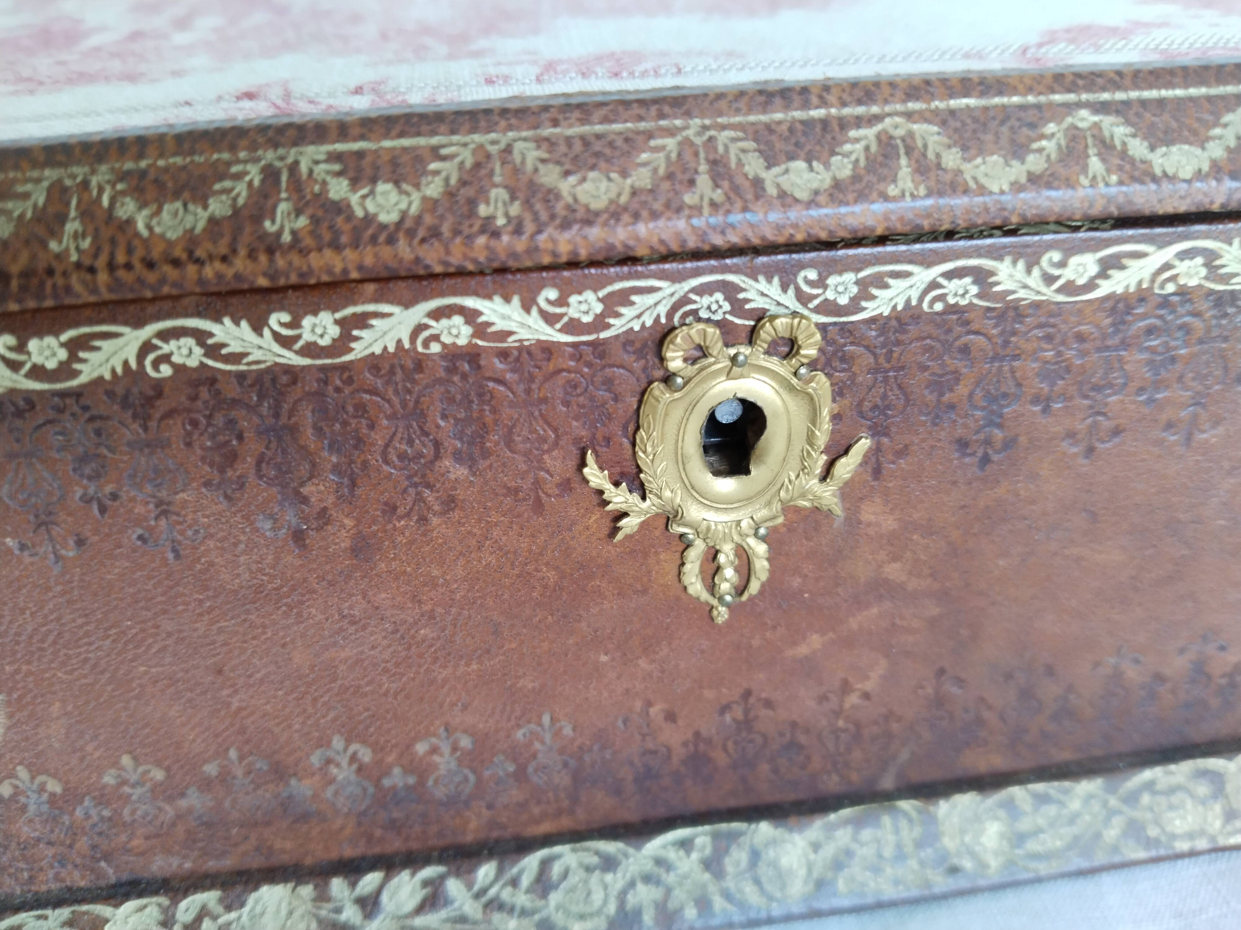 Box, wooden and leather case