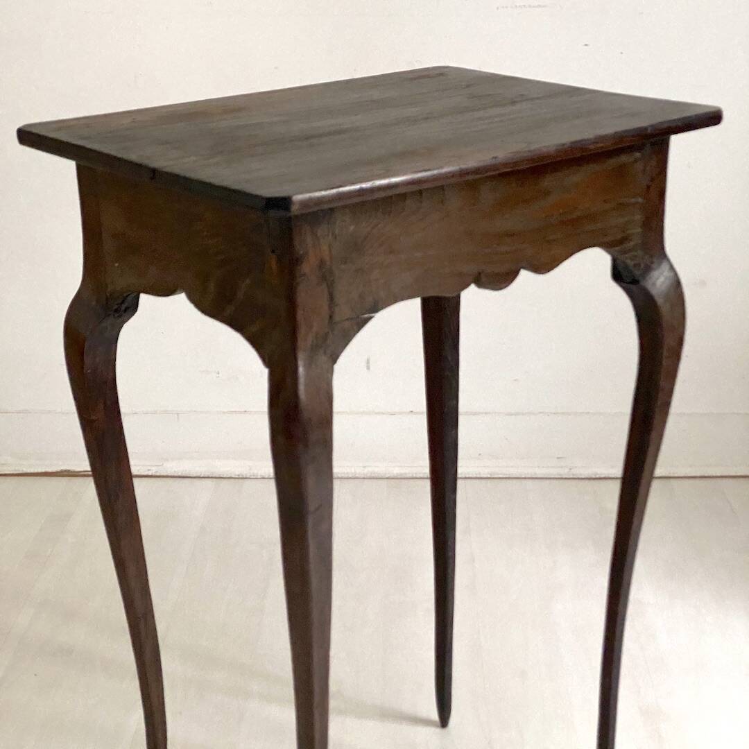 Side table with curved legs