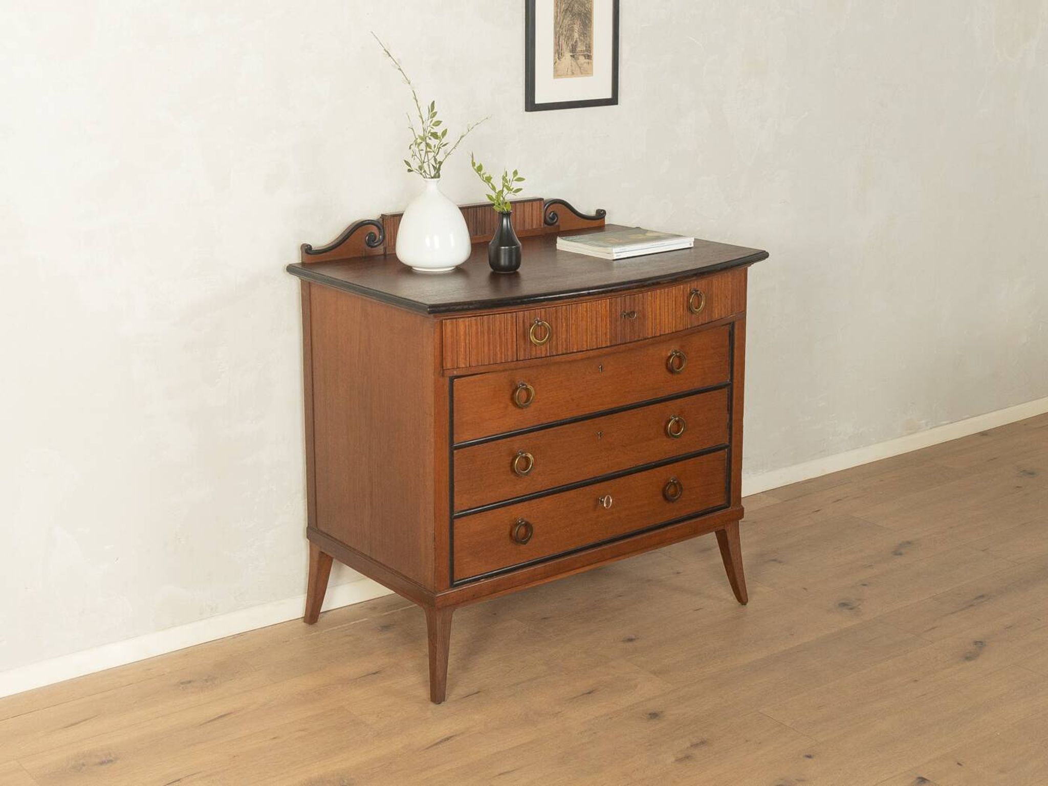 Commode classique des années 1920 en marron foncé.