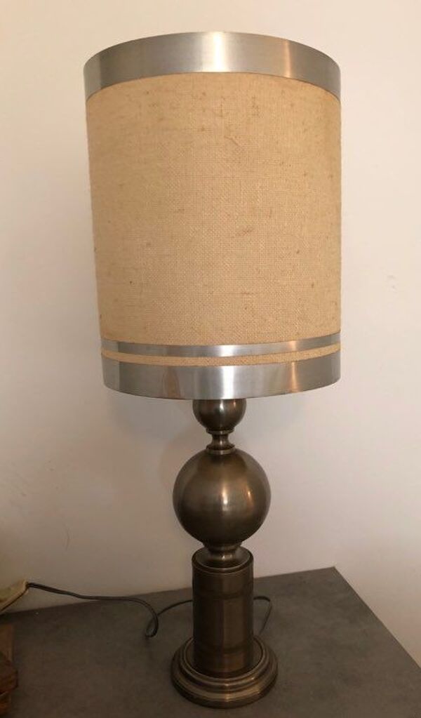 Lampe des années 70 pied en métal abat-jour cerclé de trois lames de métal