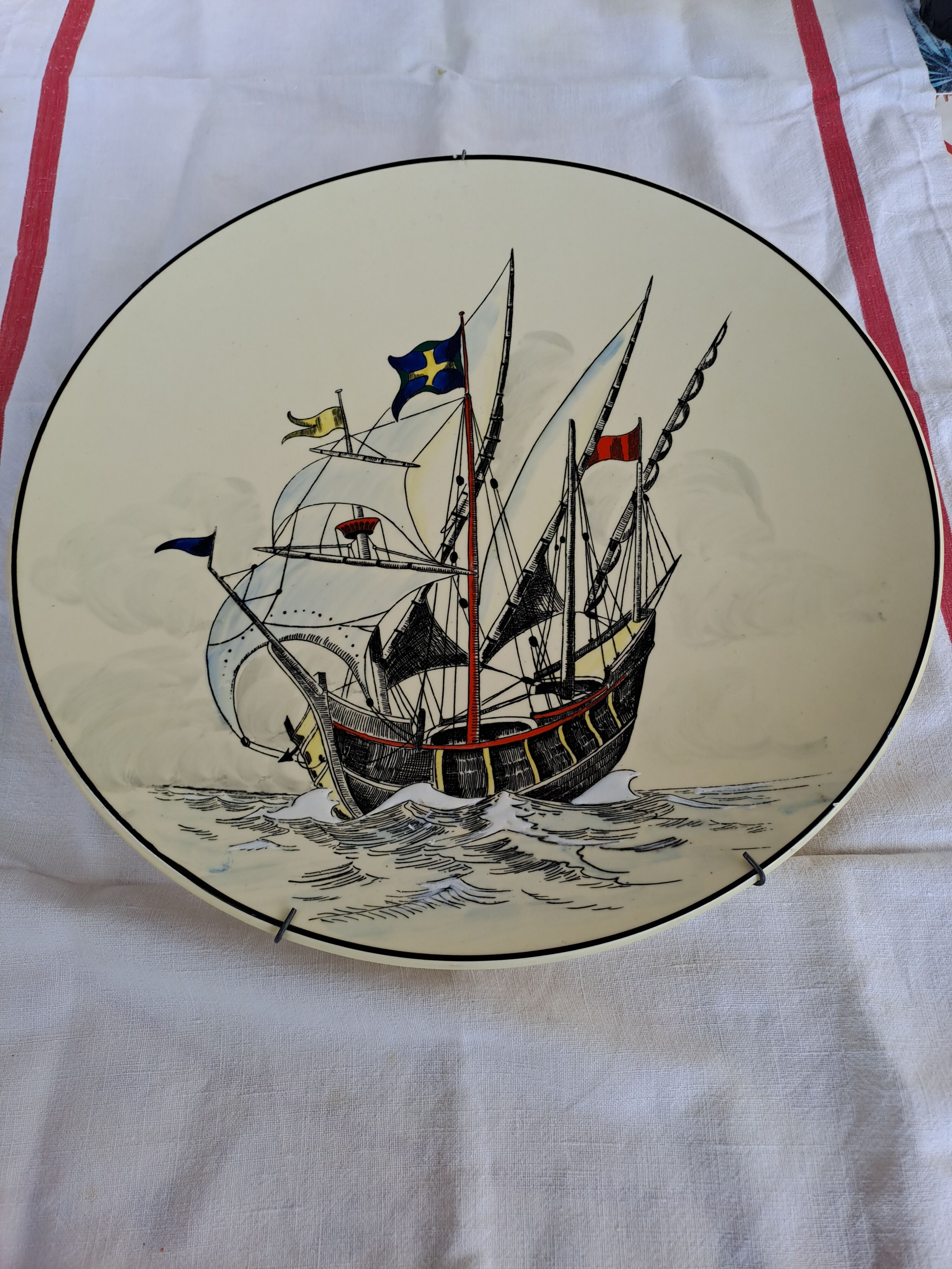 Longwy plate no. 446 signed Mignon