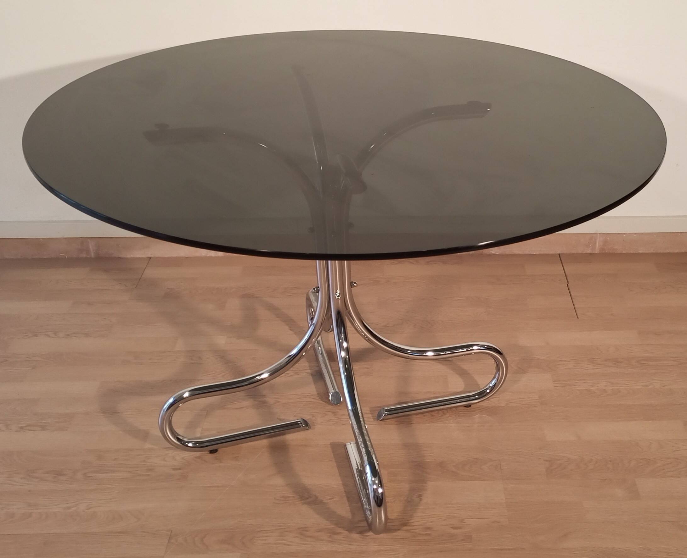 Table basse italienne du milieu du siècle en chrome et acier avec plateau rond en verre fumé, années 1960