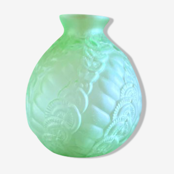 Vase boule vert art déco en verre dépoli