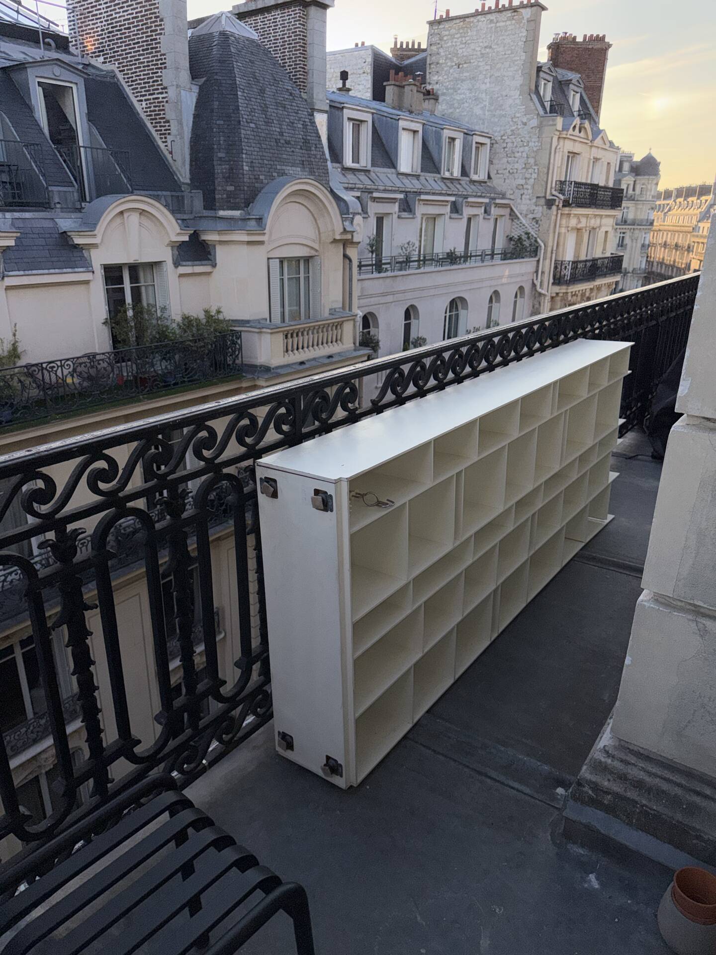 Bibliothèque Random 5C éditée par MDF Italia, dessinée par Neuland Ind